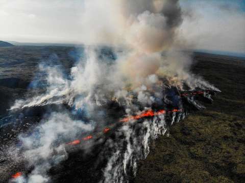 Вулканично изригване на юг от столицата на Исландия Рейкявик изпраща