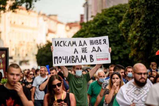 Граждани излизат на протест след катастрофата в Пловдив при която