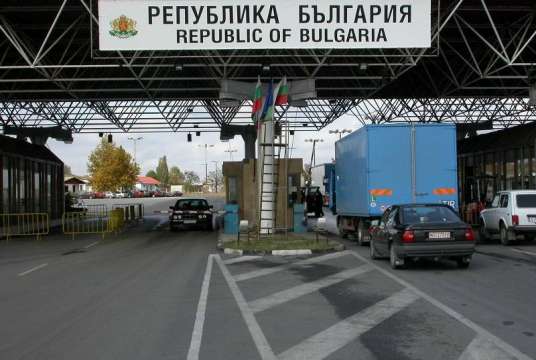 Интензивен е трафикът на граничните пунктове с Румъния и Гърция