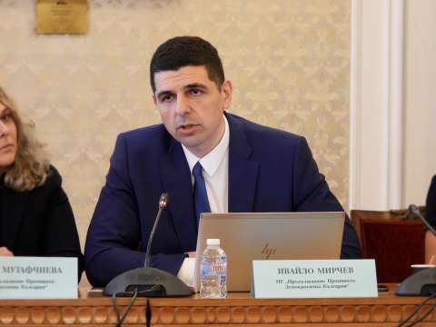 Депутатът от Продължаваме промяната Демократична България Ивайло Мирчев попита