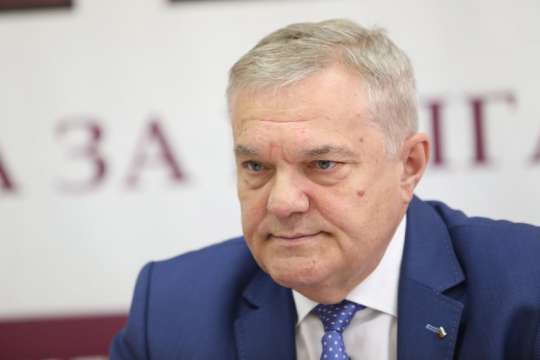 Тагарев е нравствено нищожество заяви председателят на партия АБВ Румен Петков който беше гост