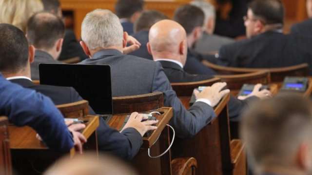 Народните представители решиха да бъде предоставена на Украйна стара бронирана