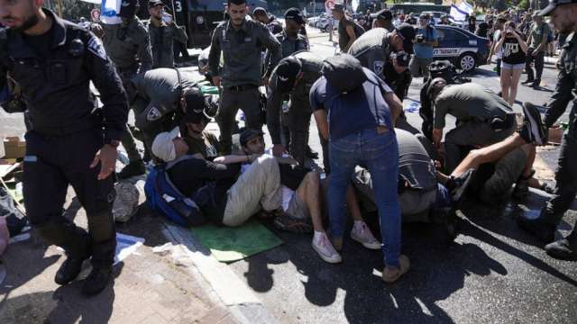 Израелската полиция използва водни оръдия за да разпръсне митинг протестиращ