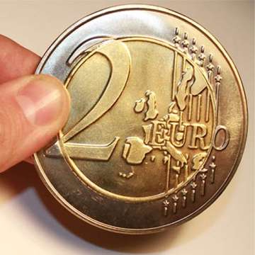Върху гурта на най голямата монета от 2 евро се предвижда