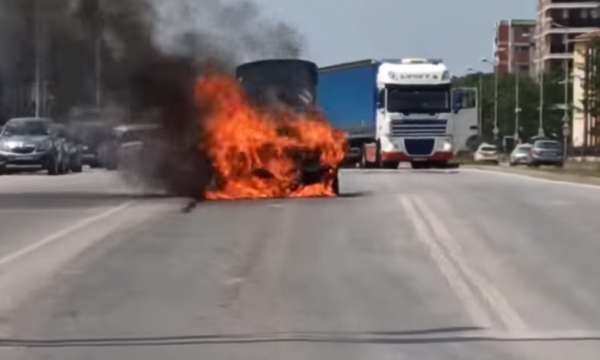 Кола избухна в пламъци този следобед в София Минувачи заснеха автомобил