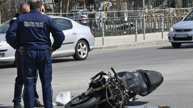 Моторист самокатастрофира в София заради разлята нафта на оживен булевард