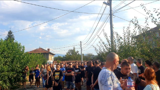 За втори ден хората в село Цалапица излязоха на протест