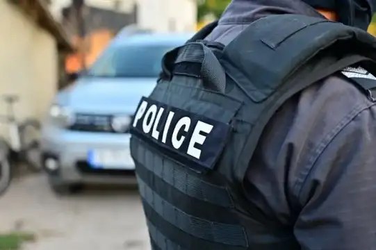 Полицията в Бургас залови тир пълен с нелегални мигранти Шофьорът