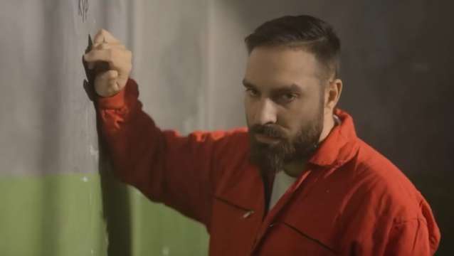 Йонислав Йотов Тото облече затворнически дрехи в ново видео в