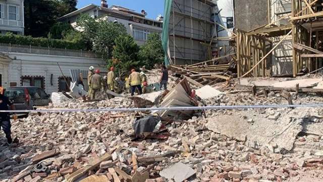Историческа сграда се е срутила в истанбулския квартал Бешикташ Под отломките