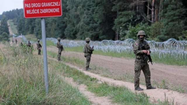 Полша увеличава броя на войниците които охраняват границата ѝ с