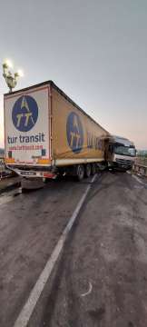 Товарен автомобил с турска регистрация блокира движението на Дунав мост