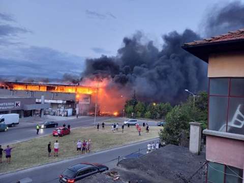Голям пожар избухна в четвъртък вечер в търговска сграда в
