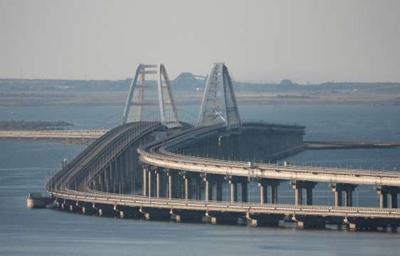Русия затвори за кратко Кримския мост който свърза анексирания от