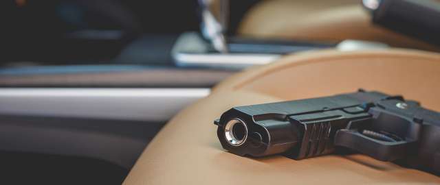 Пияният шофьор който размаха пистолет на друг автомобил на пътя