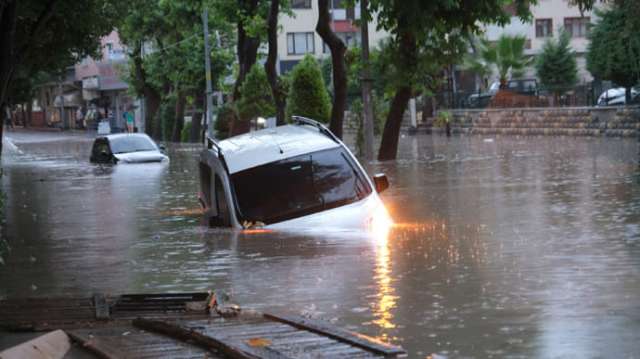 Най малко трима души са загинали при наводнения в района на Централен