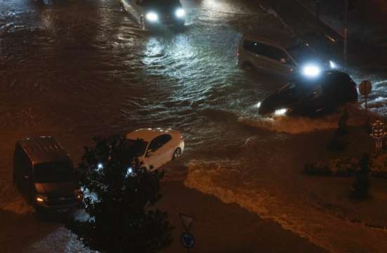 Петима души са в неизвестност след проливните дъждове в Турция