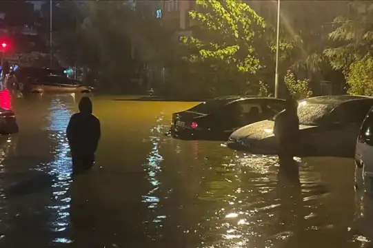 Двама души загинаха при наводнения в Истанбул където проливният дъжд