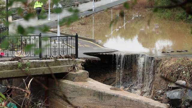 Продължава отстраняването на щетите от наводненията в община Царево Властите