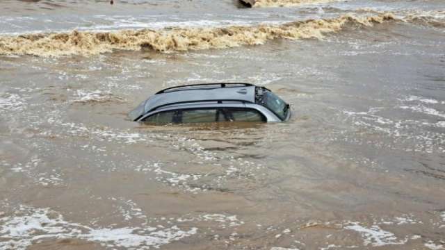Жертвите на наводненията в Гърция станаха десет а четирима души