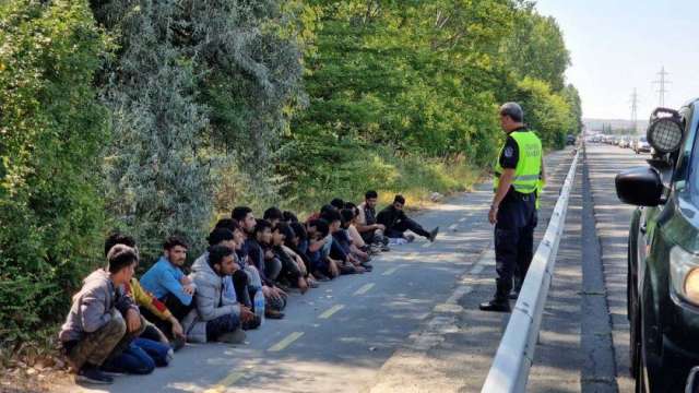 Задържаха нелегални мигранти са задържани на входа на Казанлък При