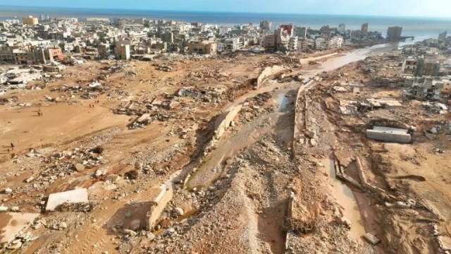 Броят на загиналите при катастрофалните наводнения в източния либийски град Дерна нарасна на 11 300