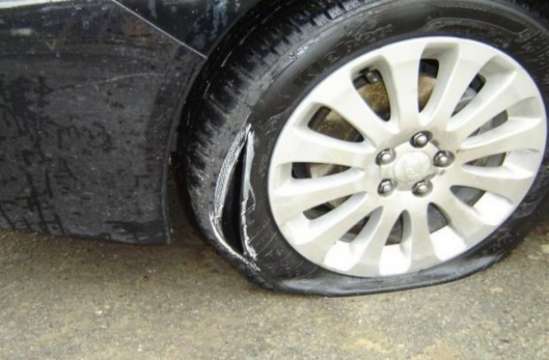 Четири нарязани гуми и счупени чистачки това е резултатът