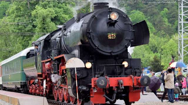 Влак с парен локомотив пътува между София и Мездра съобщиха