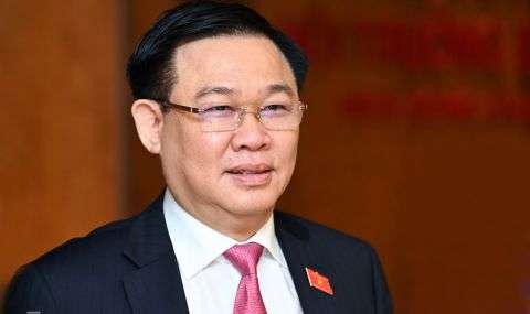 Председателят на Националното събрание на Виетнам Въонг Дин Хуе пристига
