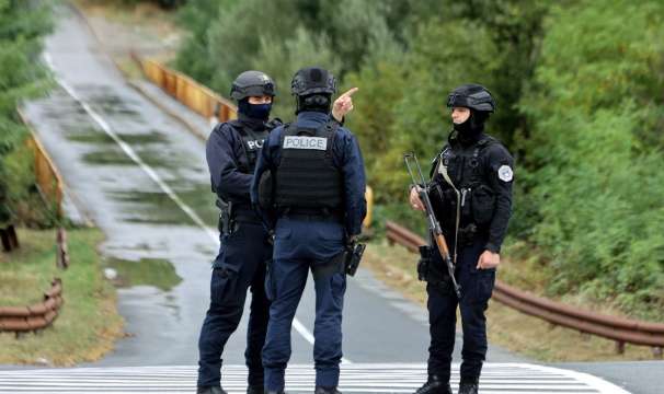 Сърбия прехвърля бронирана техника към границата с Косово съобщава белградското