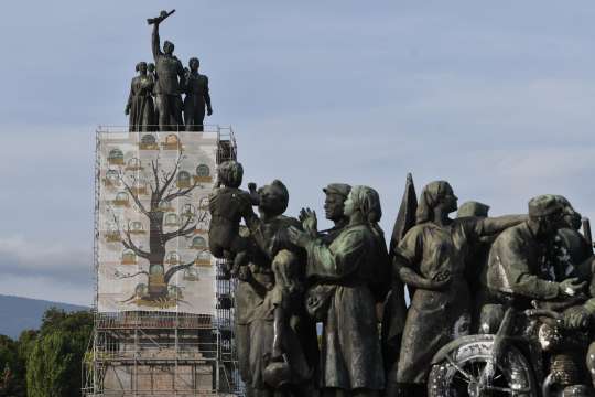 Паметникът на Съветската армия осъмна с банер закриващ долната част