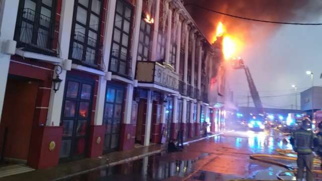 Най малко 13 души са загинали при пожар в нощен клуб