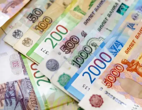 Руската рубла отслабна над прага от 100 рубли за долар