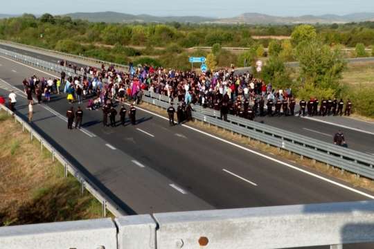 Блокадата на АМ Тракия остава Това решиха протестиращите миньори от