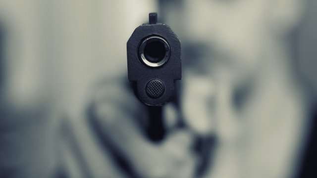Ученик в 9 клас заплаши свои съученици с пистолет в