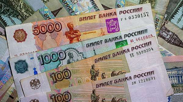 Руската рубла падна под 102 за долар до най ниското си
