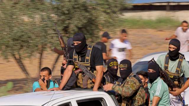 Бойци на Хамас използват земекопна техника за да пробият граничната