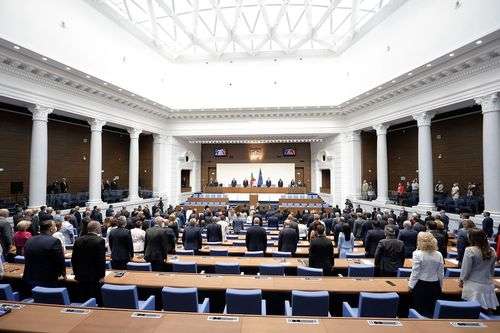 Народното събрание се събира на извънредно заседание Депутатите разискват вота на