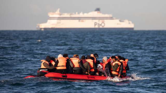 Трима мигранти загинаха а осем са спасени след като лодката им