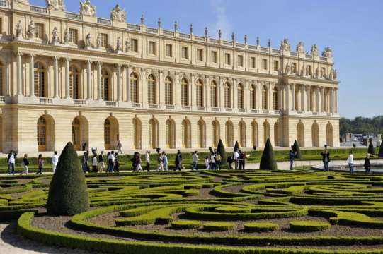 Дворецът Версай във Франция евакуира своите посетители и ще бъде