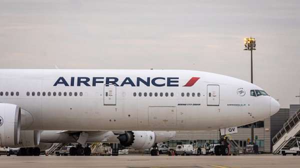 Най малко 14 френски летища получиха бомбени заплахи като поне осем