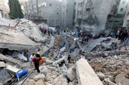 Най малко 16 души са били убити според палестинското министерство на