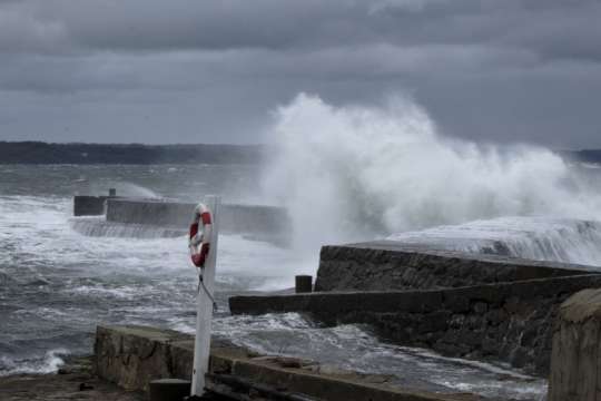 Бурята Бабет продължава да бушува в Северна Европа Засегнати са