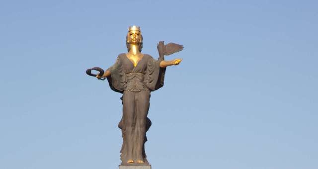 Статуята на Света София в центъра на столицата осъмна с