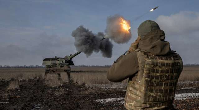 Най малко трима цивилни бяха убити а няколко ранени в Украйна