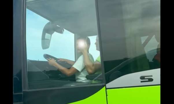 Дете беше заснето как управлява автобус с пътници на АМ Тракия