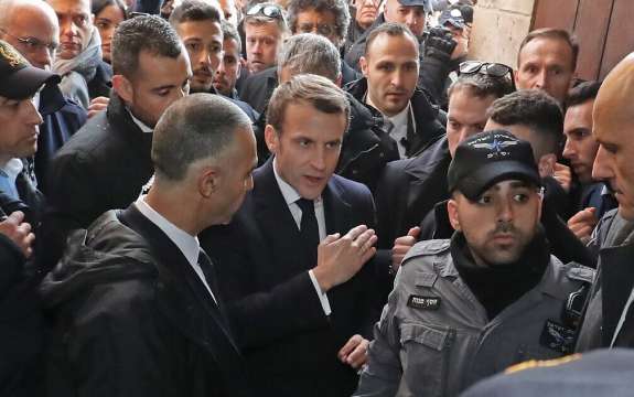 Френският президент Еманюел Макрон обеща във вторник да не оставя