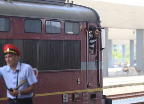 Локомотив на товарен влак отнесе инкасо автомобил на жп прелеа