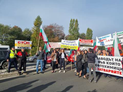 Работници от Лукойл Нефтохим блокираха изхода на Бургас в посока