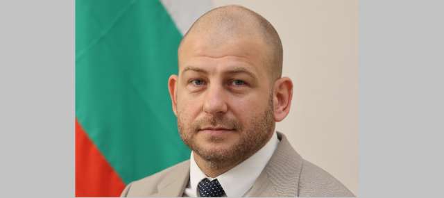 Според неофициална информация зам министърът на електронното управление Михаил Стойнев е